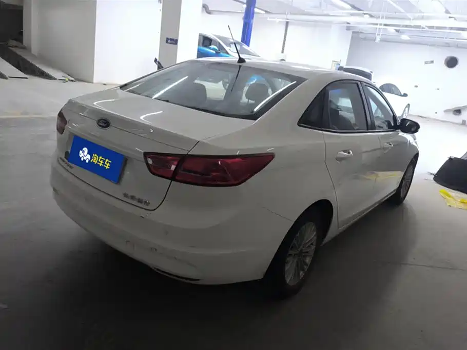 Escort 1.5 L Auto Comfort