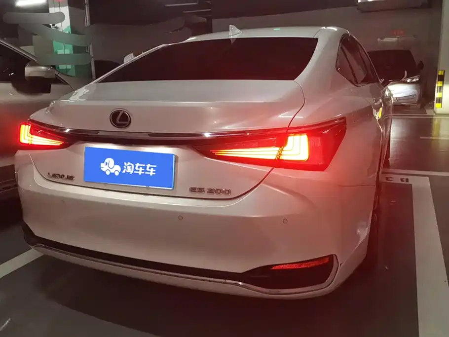 Lexus ES 200 Outstanding