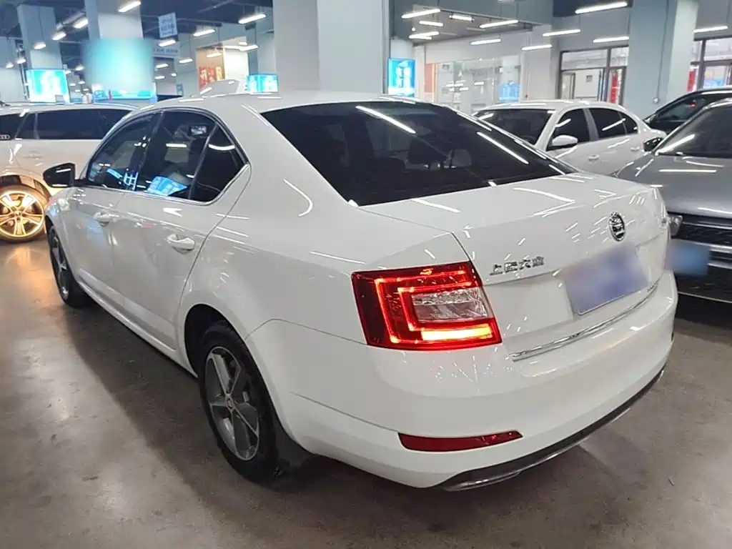 Octavia 1.6 L Auto Smart Travel
