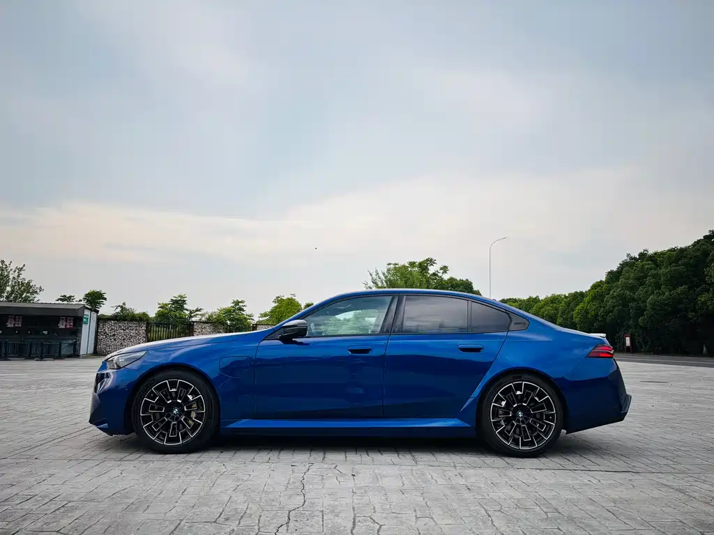BMW M5 NEV