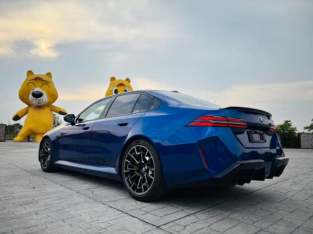 BMW M5 NEV