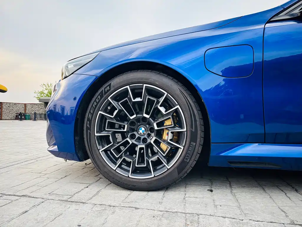 BMW M5 NEV