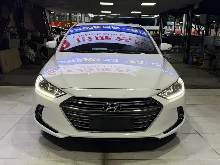 Hyundai Elantra 1.6 L Auto Smart Dazzle · Luxury