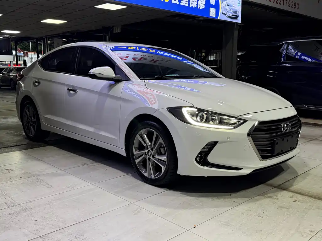 Elantra 1.6 L Auto Smart Dazzle · Luxury