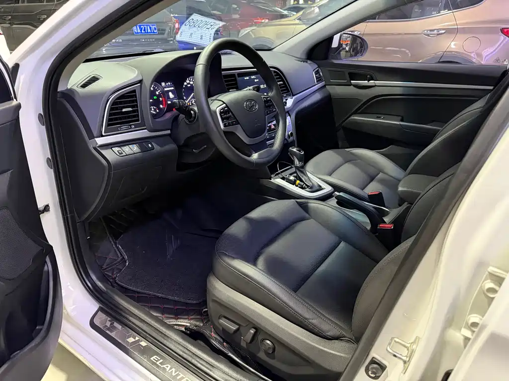 Elantra 1.6 L Auto Smart Dazzle · Luxury