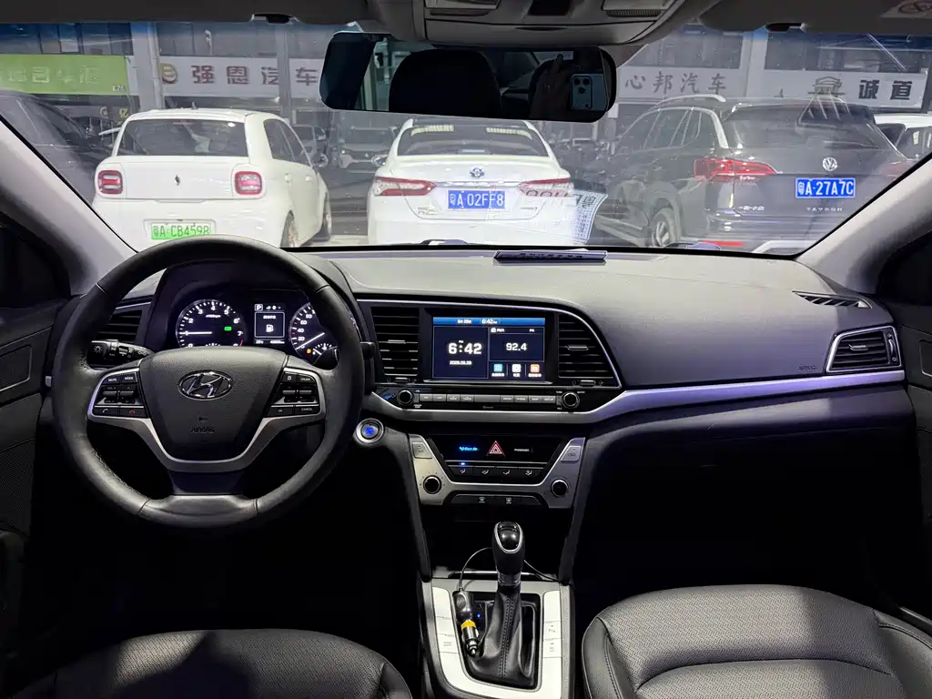 Elantra 1.6 L Auto Smart Dazzle · Luxury