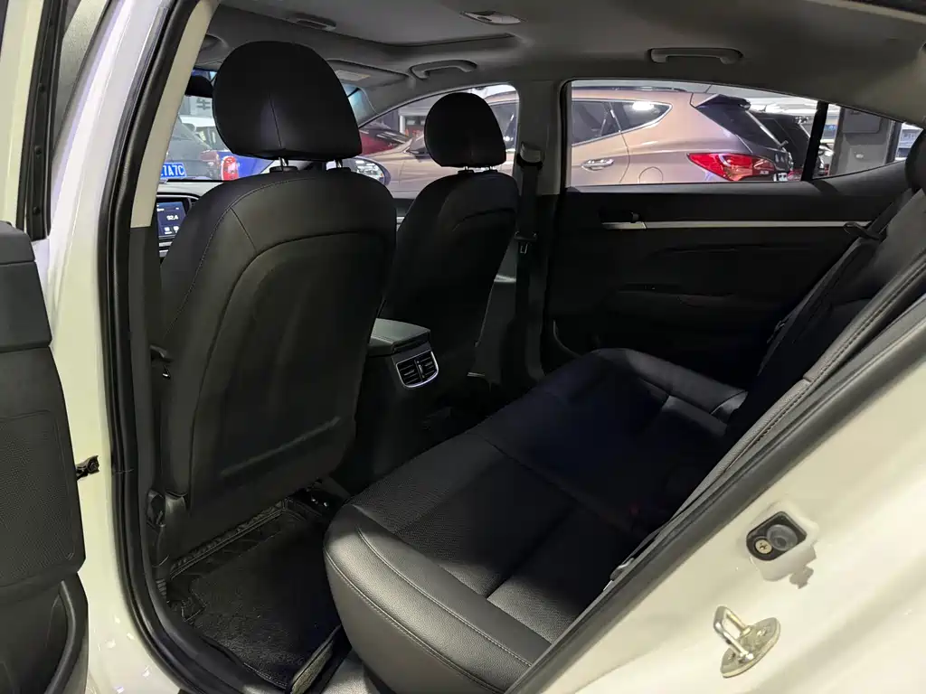 Elantra 1.6 L Auto Smart Dazzle · Luxury