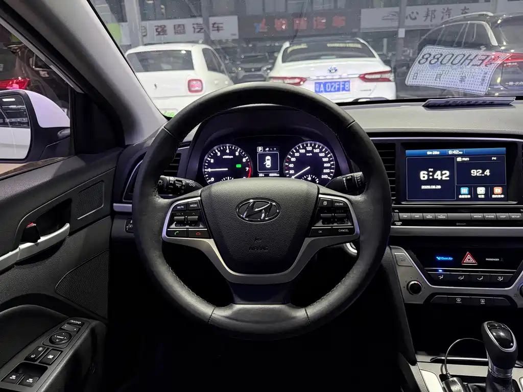 Elantra 1.6 L Auto Smart Dazzle · Luxury
