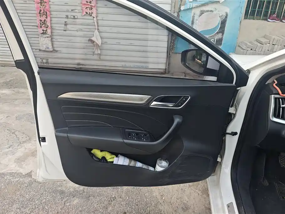 Roewe i6 Classic PLUS 1.6 L Manual 4 G Connected Flagship Bravo
