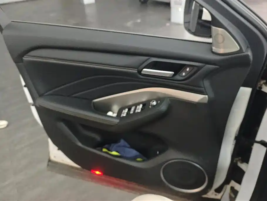 WEY VV6 2.0 T 2 WD Smart Guard +