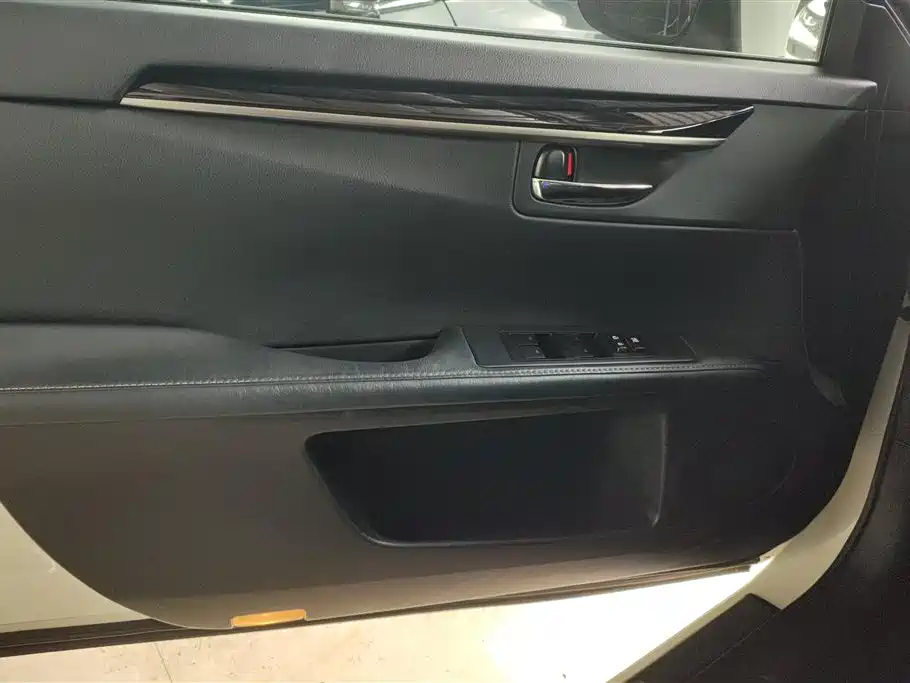 Lexus ES 雷克萨斯ES 2014款 300 h 舒适版
