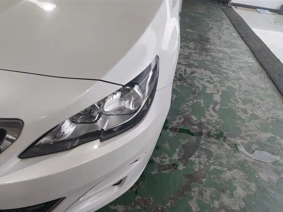 Peugeot 408 1.2 T Auto Luxury