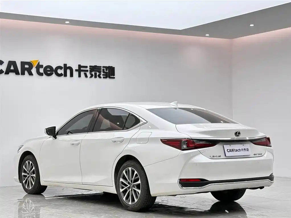 Lexus ES 200 Outstanding