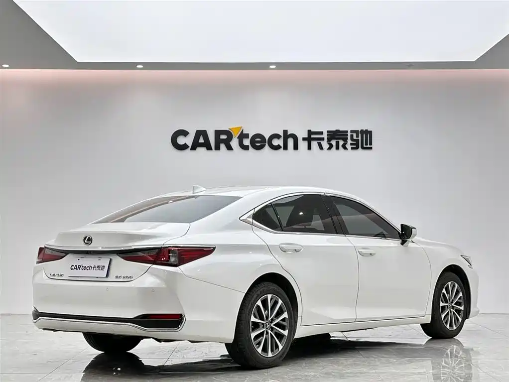 Lexus ES 200 Outstanding