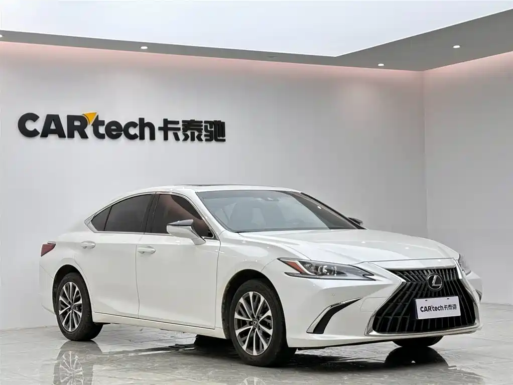Lexus ES 200 Outstanding