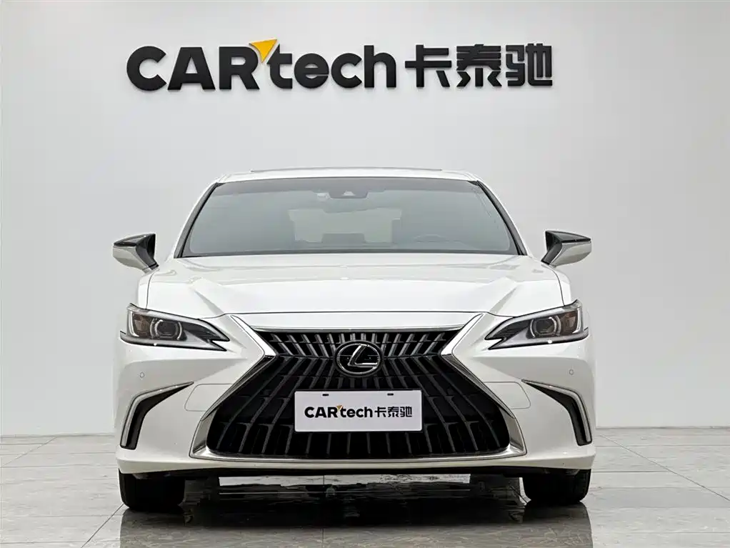 Lexus ES 200 Outstanding