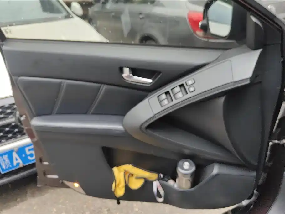 URX 6 SUV 1.8 T Fashion