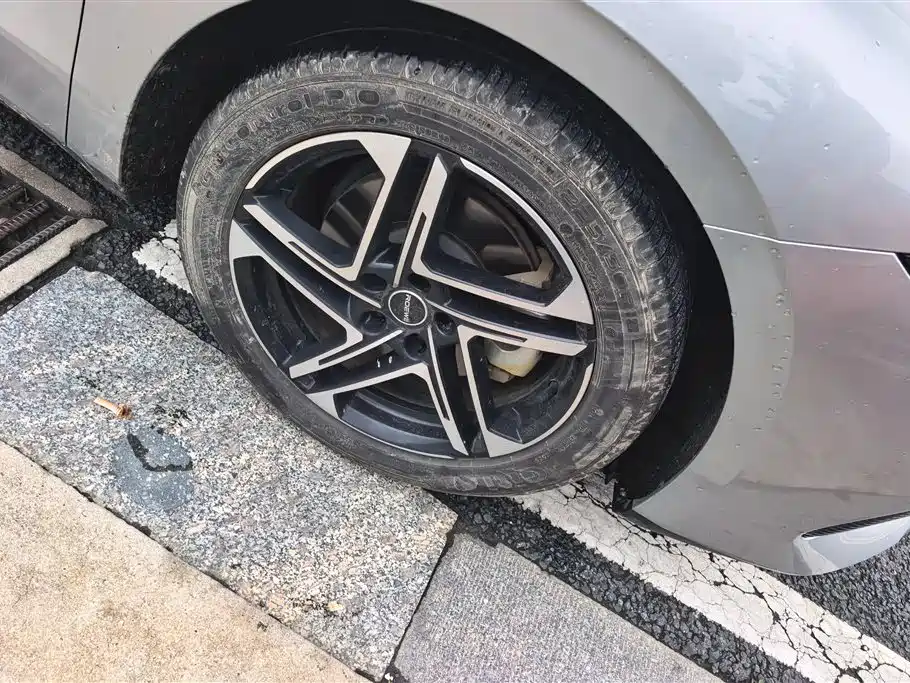 Roewe D7 DMH 125 km Flagship