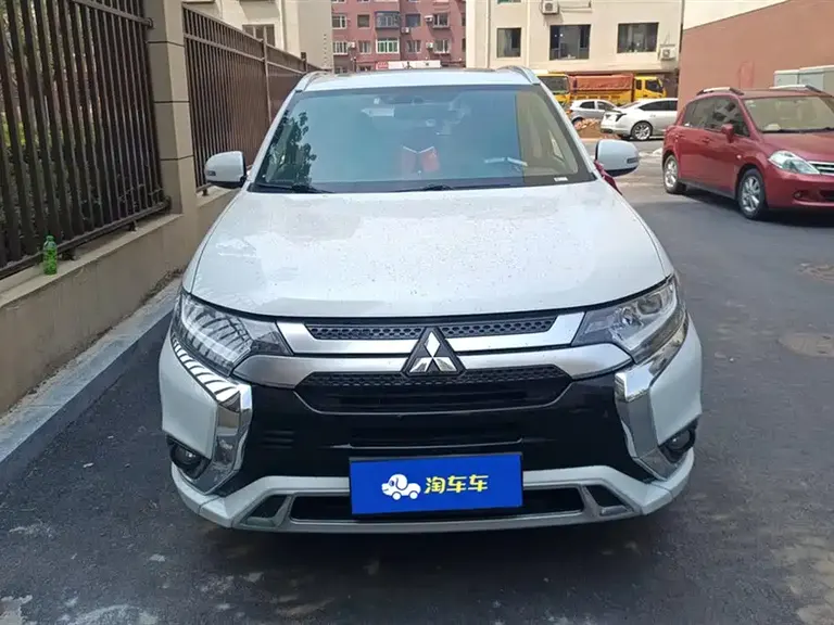 Mitsubishi Outlander Facelift 2.0 L 2 WD Smooth Travel 5-seat