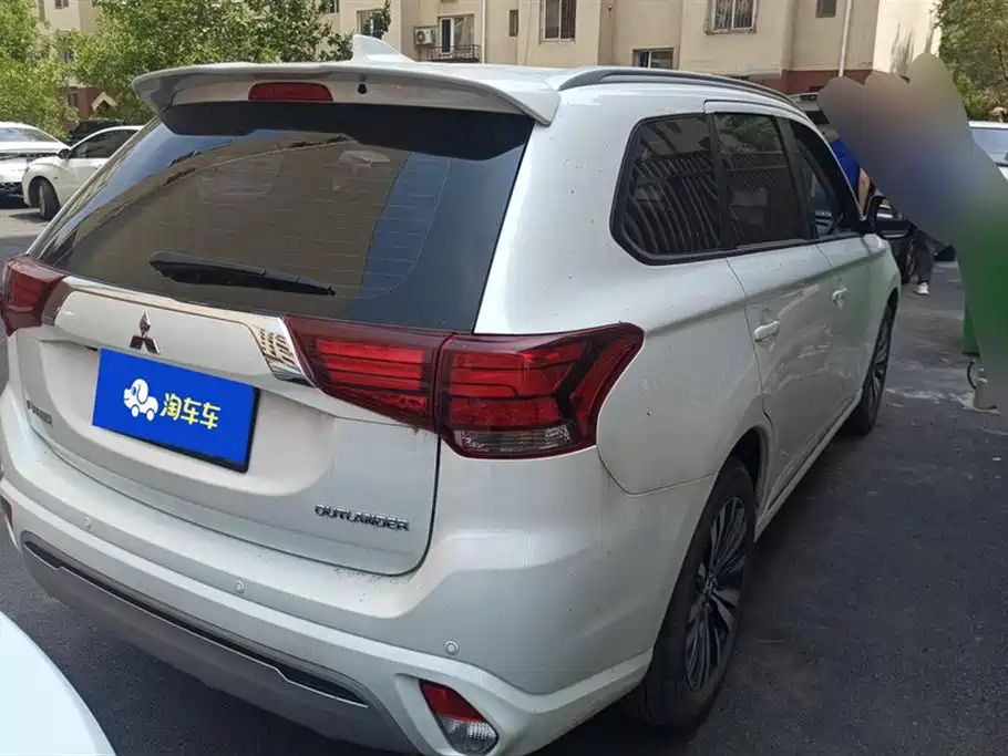 Outlander Facelift 2.0 L 2 WD Smooth Travel 5-seat