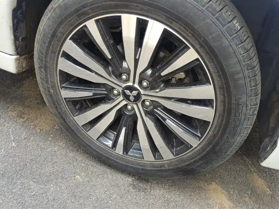 Outlander Facelift 2.0 L 2 WD Smooth Travel 5-seat