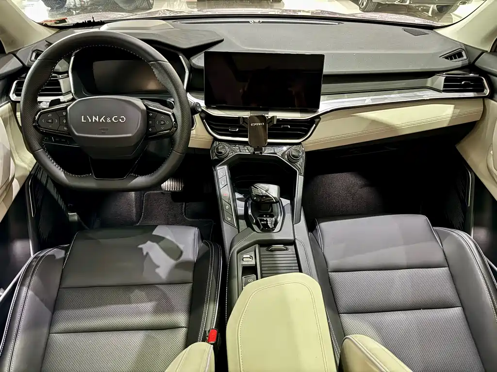 Lynk & Co 06 Remix 1.5 T Shero