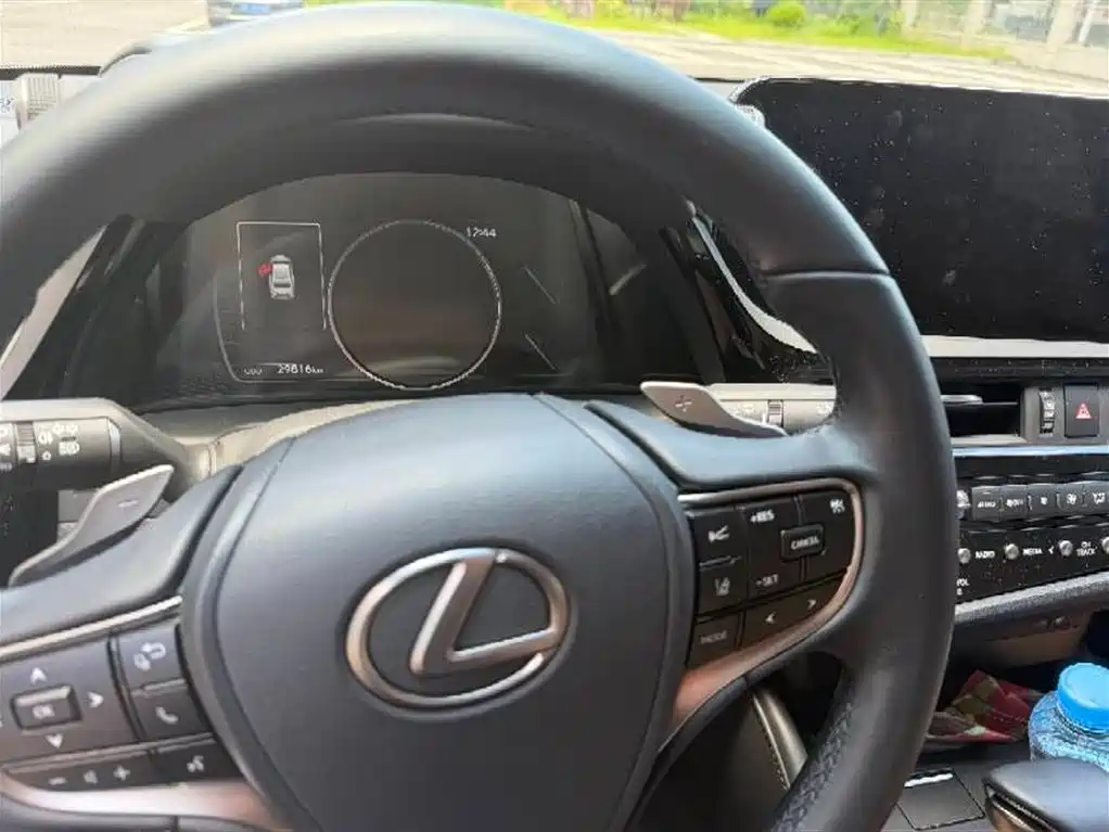 Lexus ES 200 Outstanding