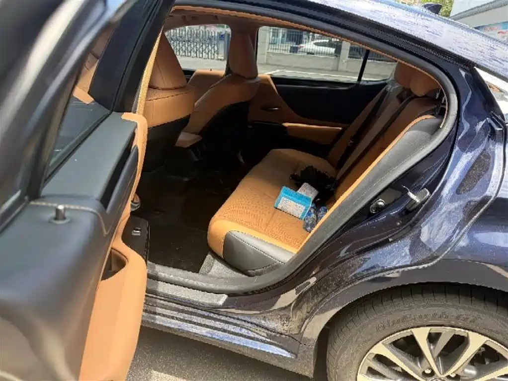 Lexus ES 200 Outstanding