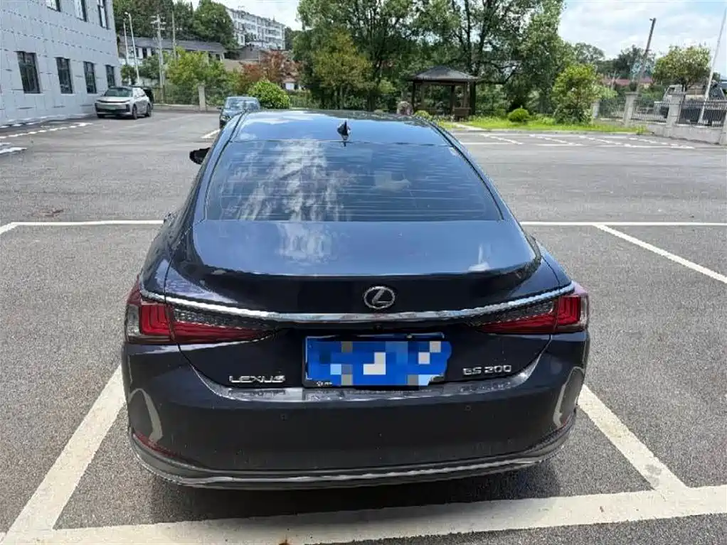 Lexus ES 200 Outstanding