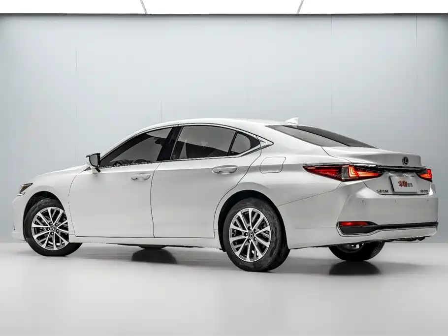 Lexus ES 200 Outstanding