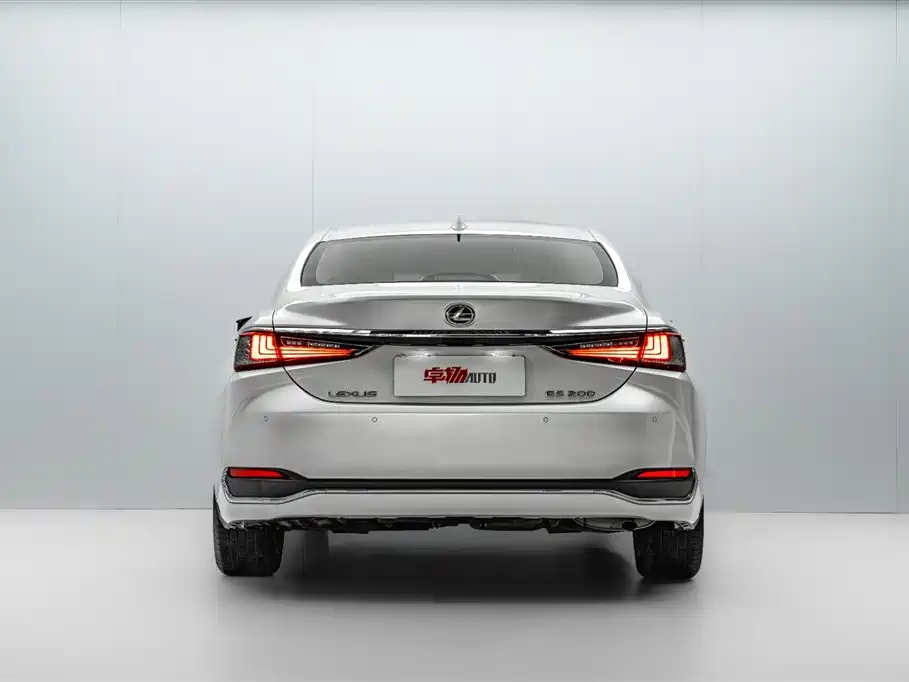 Lexus ES 200 Outstanding