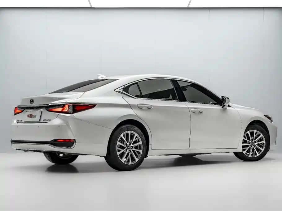 Lexus ES 200 Outstanding