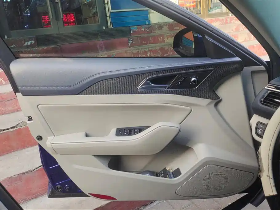 Hongqi H5 1.8 T Auto Connected Flagship Leading