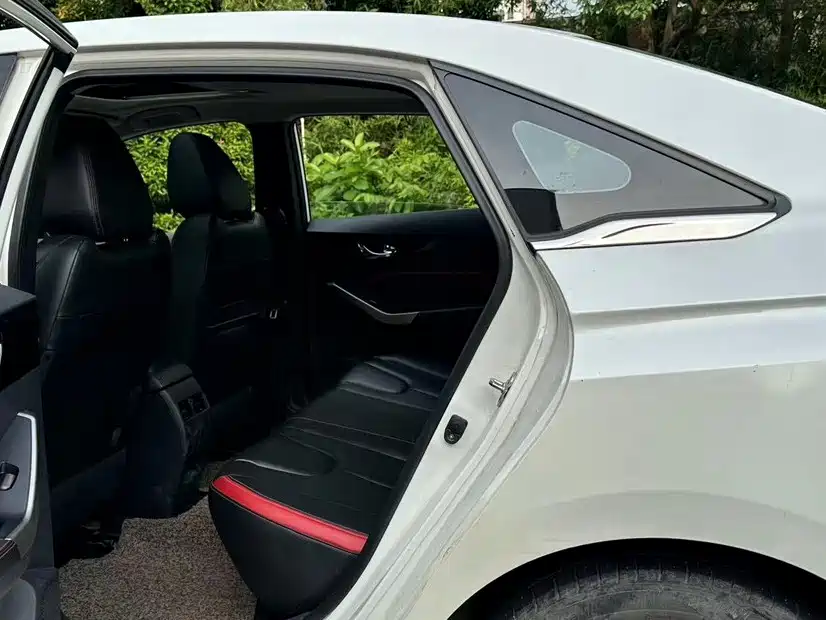 Venucia D60 1.6 L XL CVT Connected Elite (ISS)