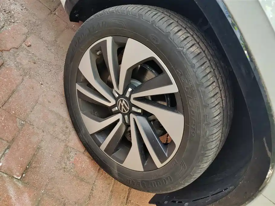 Tayron X 330 TSI 2 WD Distinguished High Energy