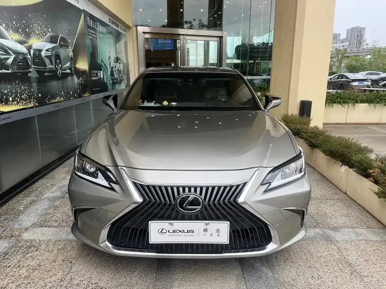Lexus ES 200 Outstanding