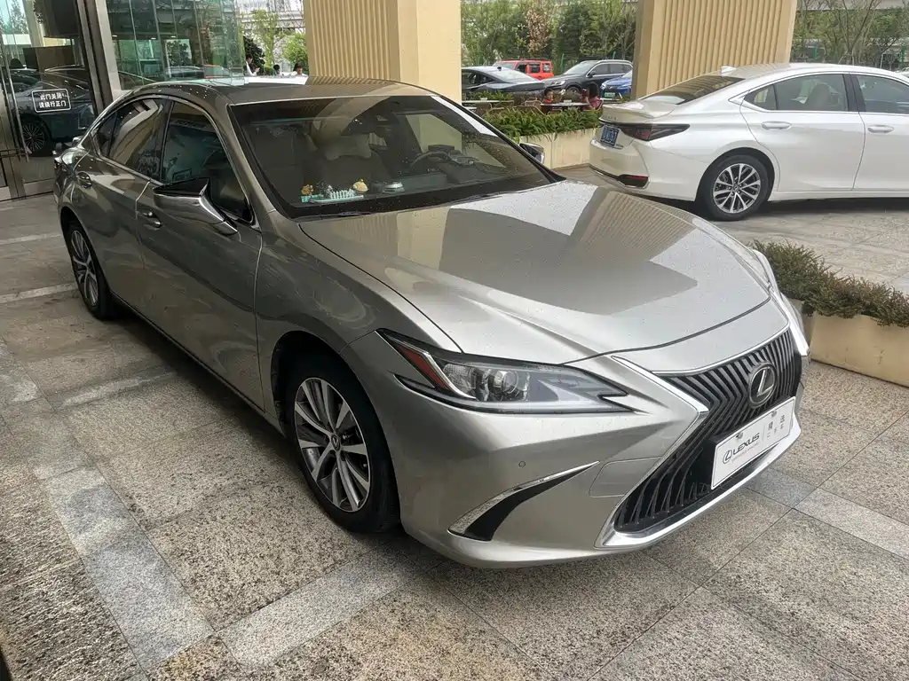 Lexus ES 200 Outstanding