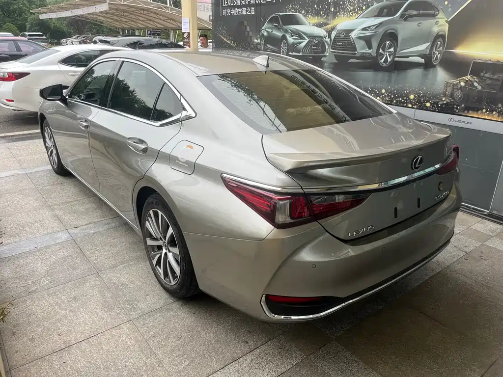 Lexus ES 200 Outstanding