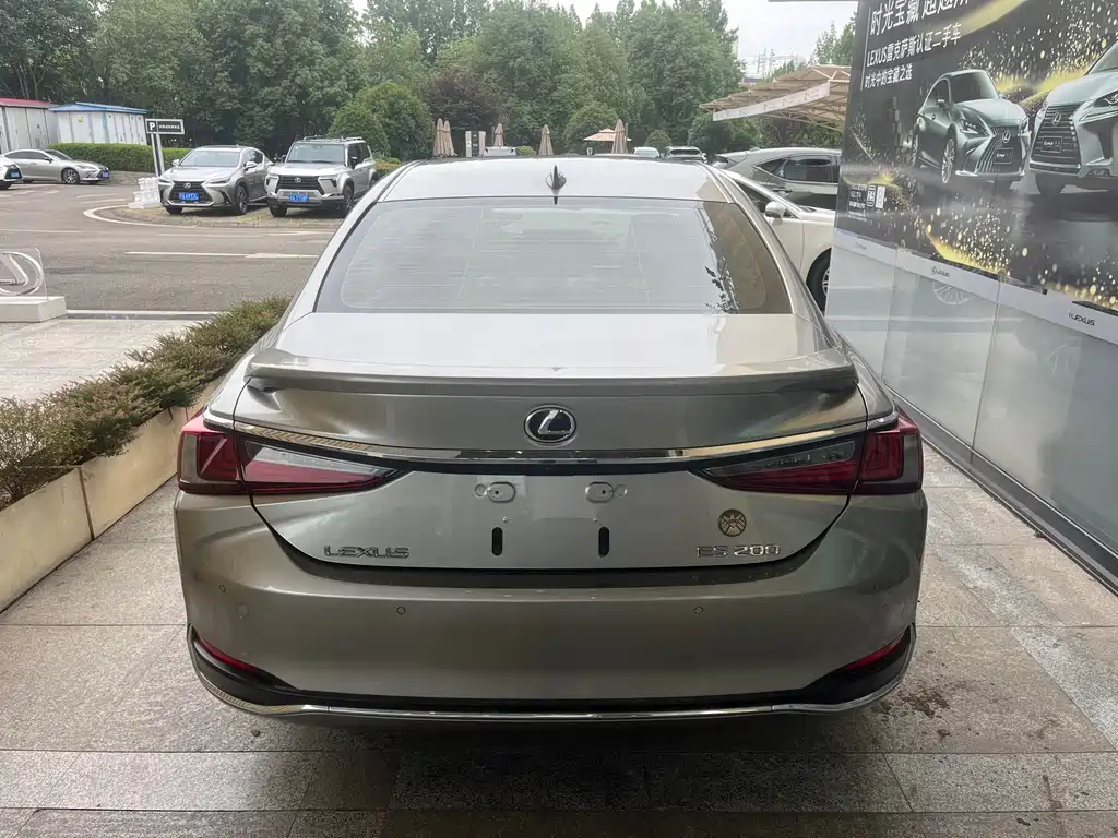 Lexus ES 200 Outstanding