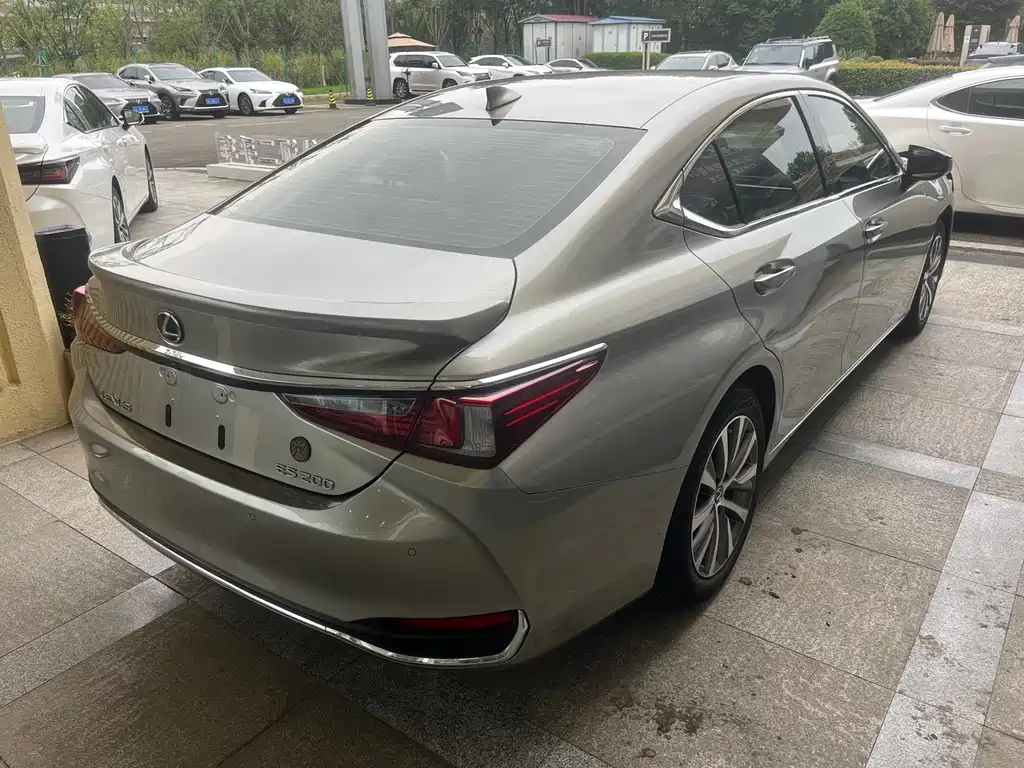 Lexus ES 200 Outstanding