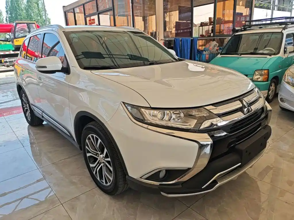 Outlander 2.0 L 2 WD Excellence 7-seat