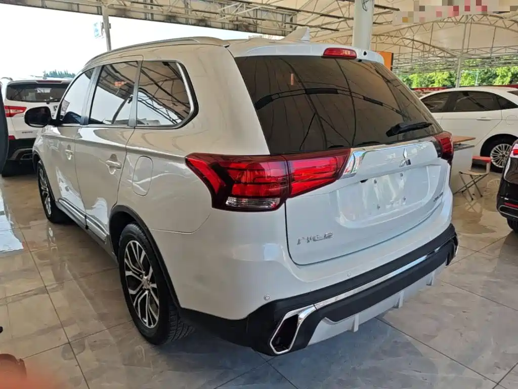 Outlander 2.0 L 2 WD Excellence 7-seat