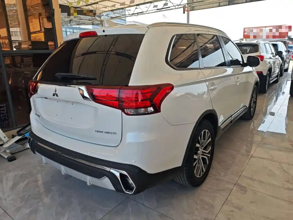 Outlander 2.0 L 2 WD Excellence 7-seat