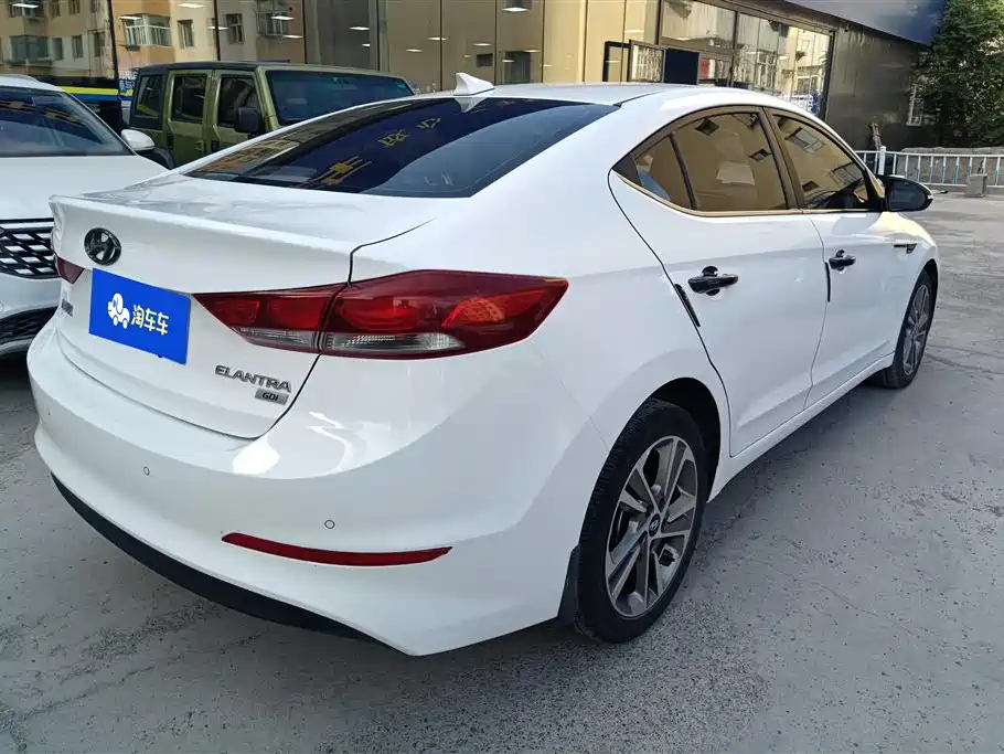 Elantra 1.6 L Auto Smart Dazzle · Elite