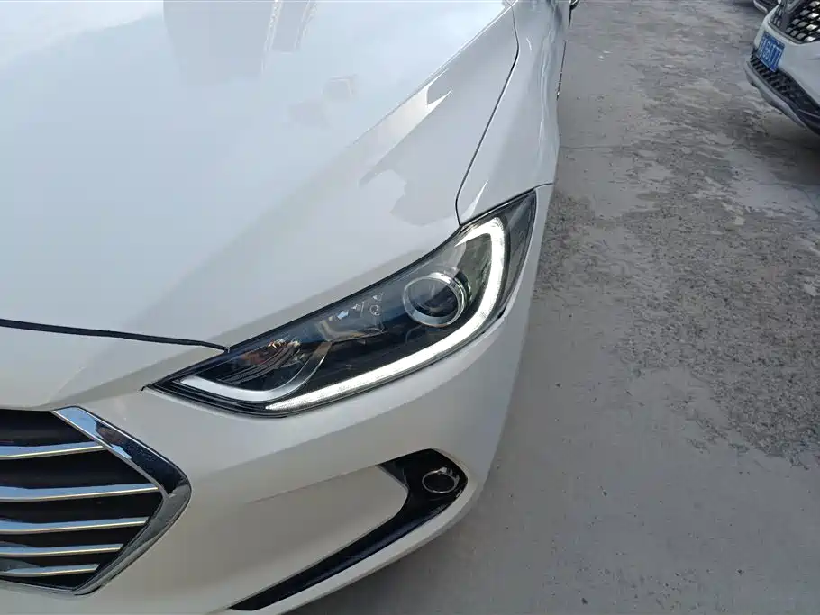 Elantra 1.6 L Auto Smart Dazzle · Elite