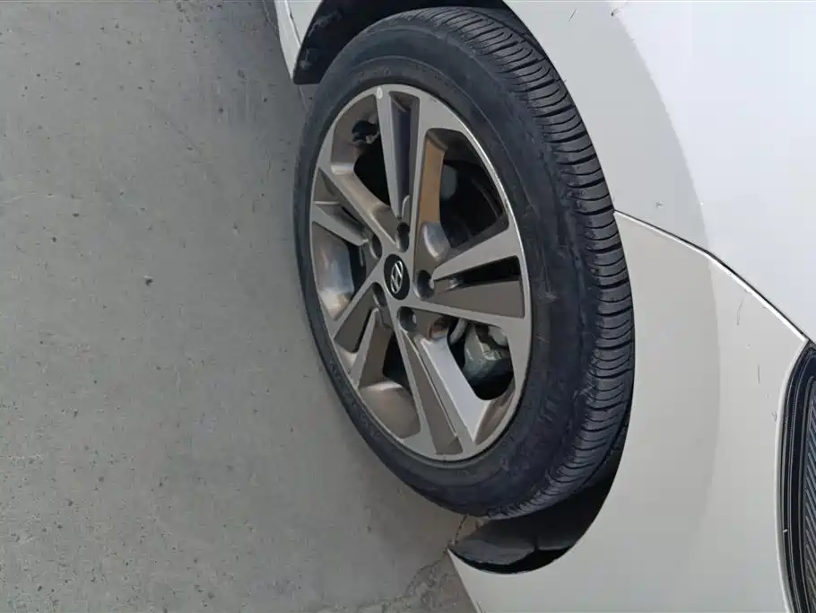 Elantra 1.6 L Auto Smart Dazzle · Elite