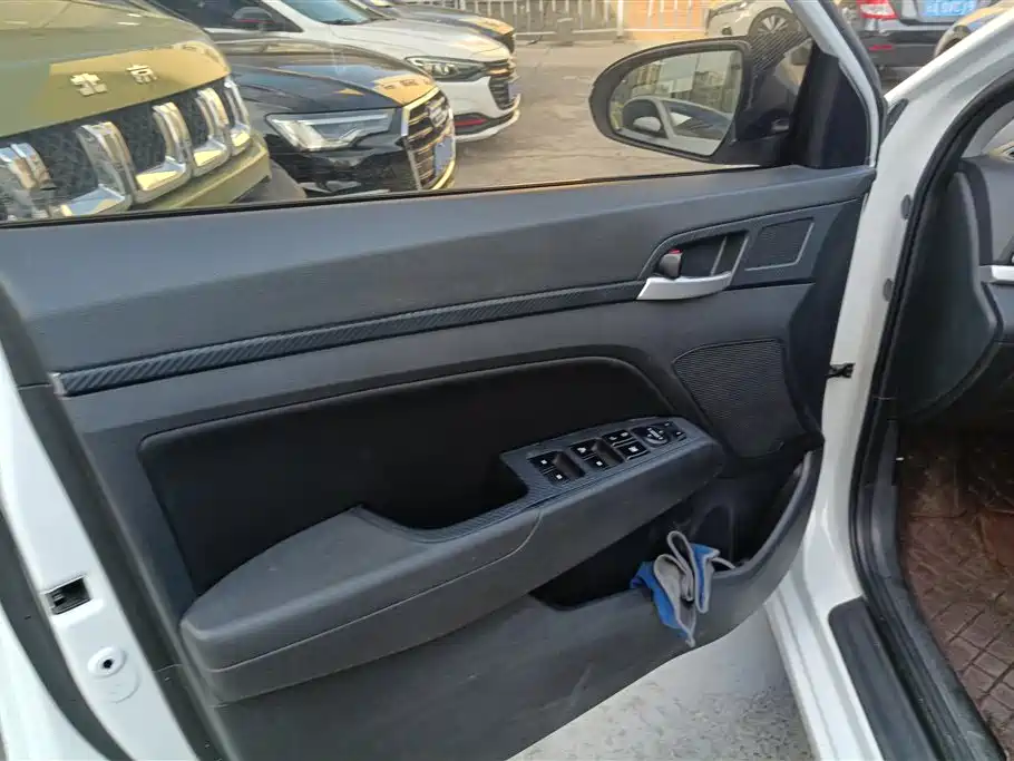 Elantra 1.6 L Auto Smart Dazzle · Elite