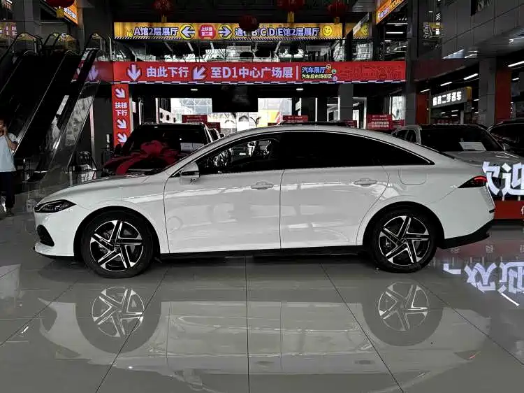 Roewe D7 DMH 125 km Outstanding