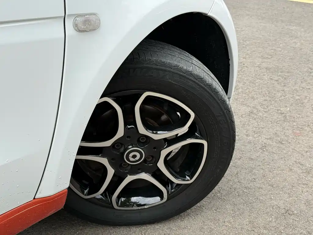 smart fortwo smart fortwo 2018款 0.9 T 66千瓦硬顶先锋版 国V