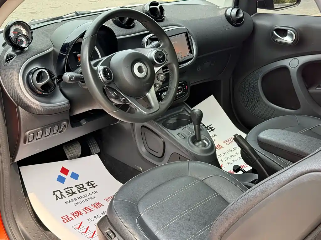 smart fortwo smart fortwo 2018款 0.9 T 66千瓦硬顶先锋版 国V